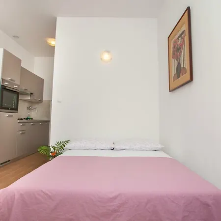 Ap Punta Next To Sandy Beach, With Garden * Omis