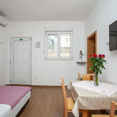 Ap Punta Next To Sandy Beach, With Garden * Omis