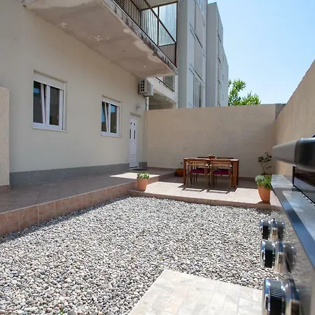 Ap Punta Next To Sandy Beach, With Garden * Omis