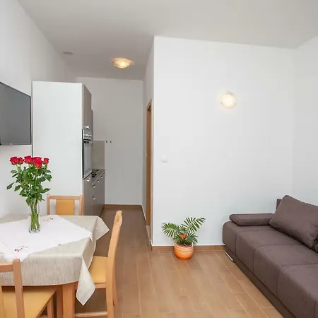 Apartment Ap Punta Next To Sandy Beach, With Garden *